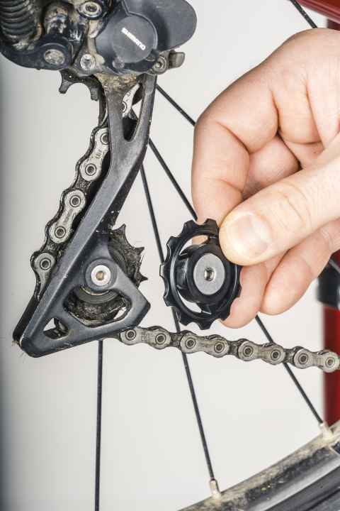 Lors du contrôle de printemps, l'entraînement peut être nettoyé à fond et, le cas échéant, les pièces usées peuvent être remplacées, comme ici les galets de dérailleur.