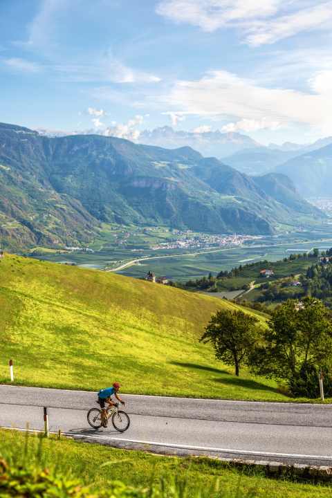 Cyclists on Lake Kaltern hardly notice any through traffic because a small mountain ridge shields the area from the noisy Adige Valley.