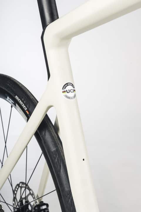 Kontrollloch: Eine kleine Bohrung am Sitzrohr lässt erkennen, ob die Carbonstütze die erforderliche Einstecktiefe erreicht hat.