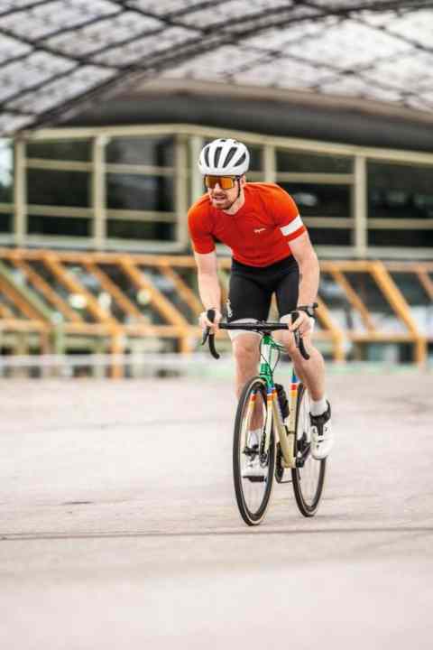   Rule of thumb: Steel frames made from round tubes are really stiff if the down tube measures at least 38.6 millimetres. Racing frames with good frame stiffness weigh on average around: Steel 1,800 - 1,900 grams
 	Titanium 1,500 - 1,600 grams
 	Aluminium 1,200 - 1,300 grams
 	Carbon 900 - 1,000 grams