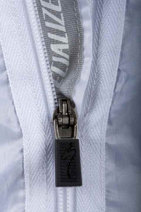   Annoying: the zip "eats" the fabric underneath 