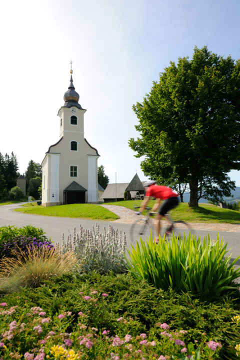   Joyau : l'église paroissiale baroque Maria Namen dans les montagnes de la Koralpe 