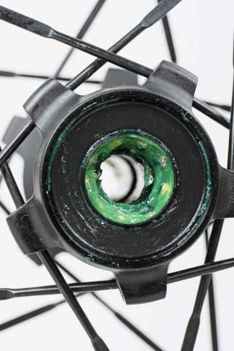   Workshop for road cyclists: play in the cone hub bearing