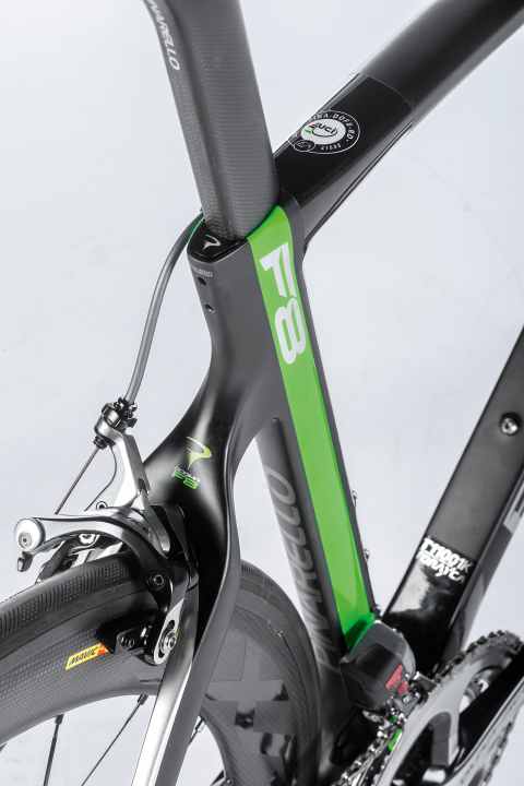 Pinarello Dogma : Le Dogma F8 se caractérise par un profil en queue de peigne prononcé sur tous les tubes exposés au vent.