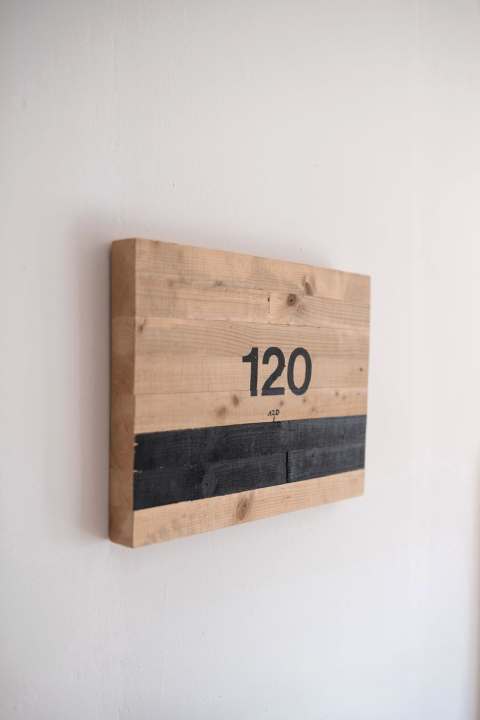 Ein Stück Holz aus der abgerissenen Münchner Sechstage-Bahn hängt an der Wand – als ­Mahnung und Ansporn