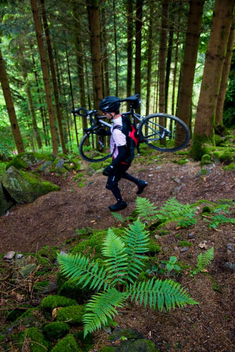   Tragepassagen: Wer den „X-ing“-Wegzeichen folgt, muss sein Rad nur selten schultern 