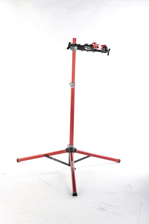 A mounting stand such as the<a href="https://www.awin1.com/cread.php?awinmid=14547&awinaffid=471469&clickref=T+Feedback+Pro+Elite&ued=https%3A%2F%2Fwww.maciag-offroad.de%2Ffeedback-sports-bike-montagestaender-pro-mechanic-tragkraft-34-kg-arbeitshoehe-105-170-cm-sid156287.html" target="_blank" rel="noopener noreferrer nofollow"> Feedback Pro Elite</a>* helps with all bike-related work