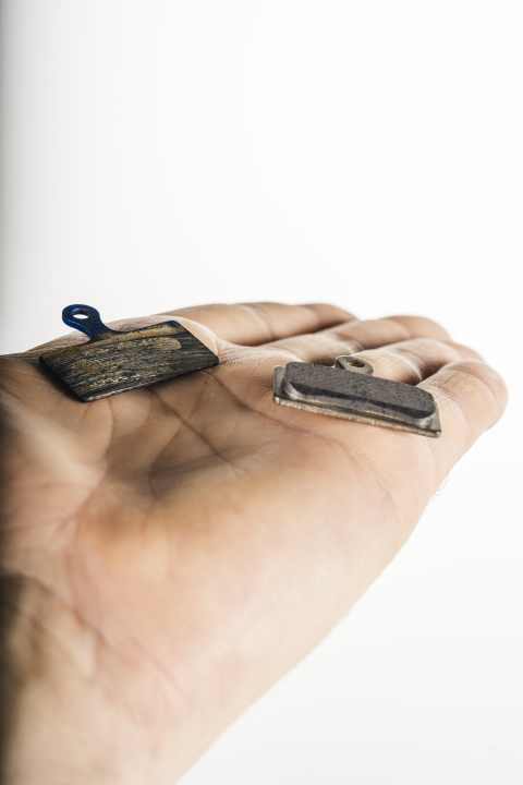 Qu'il s'agisse de freins sur jante ou de freins à disque, les plaquettes de frein doivent être contrôlées régulièrement.