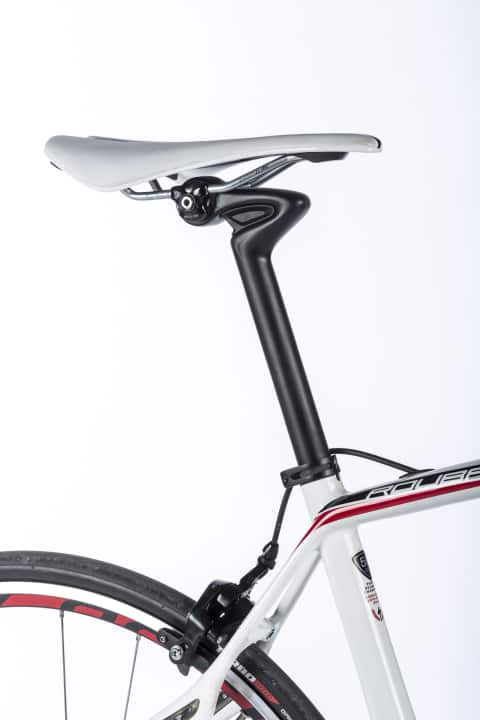   La tête inhabituelle de la tige de selle en carbone augmente le débattement.