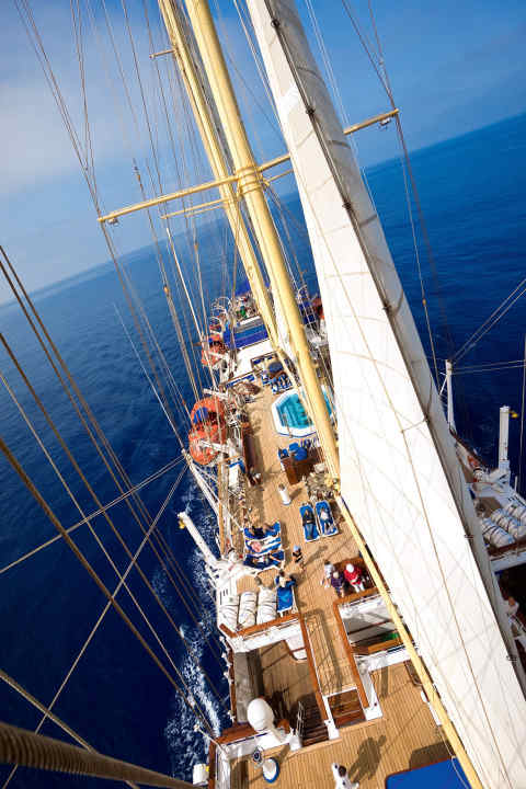   Sonnendeck Luxusherberge zwischen den Radtouren: der 115 Meter lange Viermaster Star Flyer