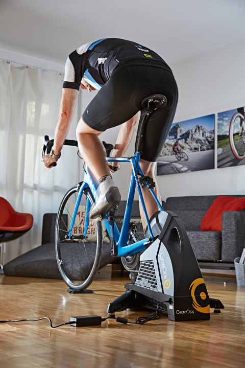   Noch mal eben schnell auf den Mont Ventoux? Die modernen Smarttrainer holen die weite Welt in die gute Stube und bieten ein realitätsnahes Tretgefühl.