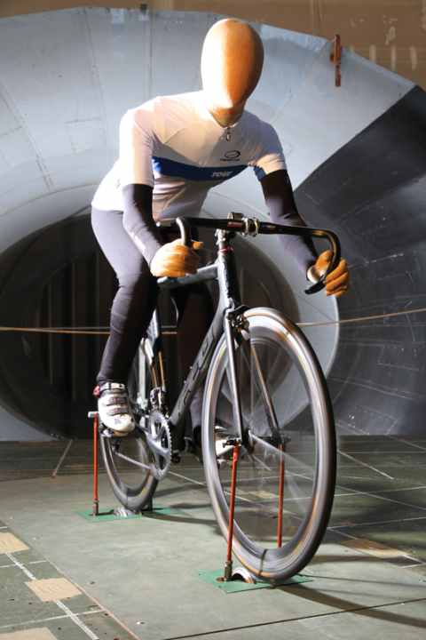   The core of the new colleague is made of hard foam covered with glass fibre. Size: 1.80 metres, drag coefficient cwA: 0.32. This corresponds to around 300 watts for 40 km/h on the road with a round tube frame. 
