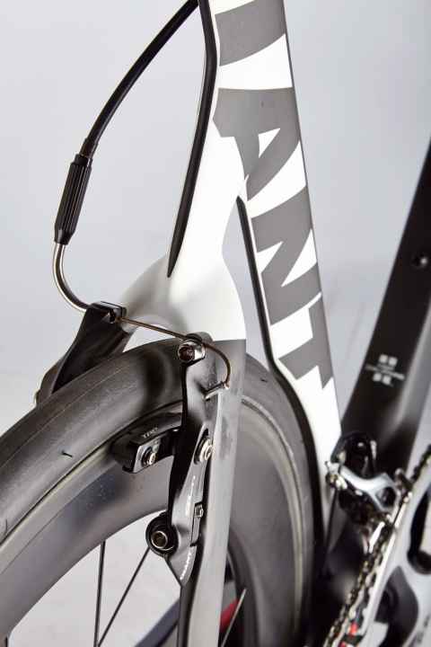   Giant Propel: Unlike on an earlier test bike, the well-functioning V-brakes leave enough space for 25 mm wide tyres.