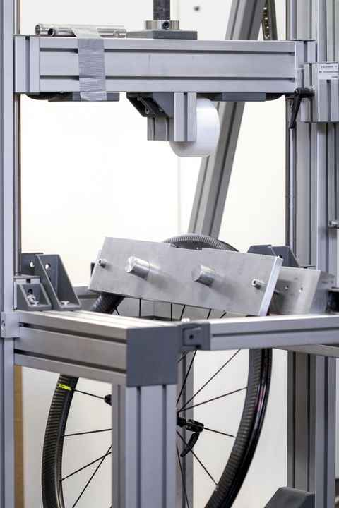 The impact test in the Tour test laboratory checks how robust the rim is.