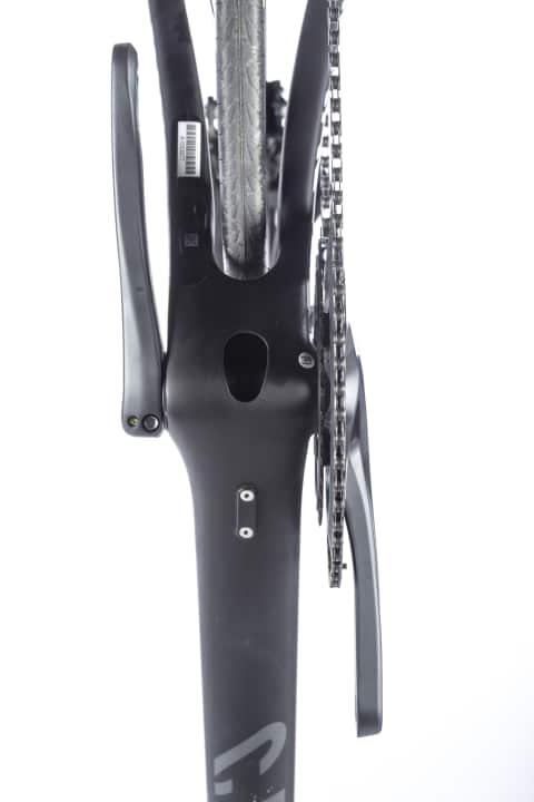   Smart solution: The Di2 battery is pushed through the opening in the bottom bracket shell into the down tube and fixed there.
