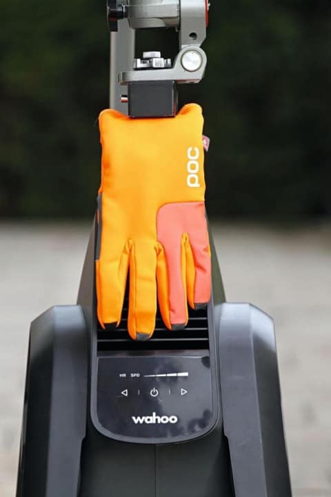 Der Poc-Handschuh beim Isolationstest.