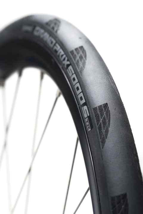 Wir haben im Testlabor und auf der Straße getestet, ob der neue Continental-Reifen Grand Prix 5000 S TR wirklich besser ist als sein Vorgänger.