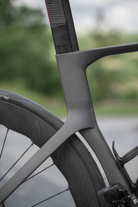 Le nouveau Scott Foil RC est entièrement conçu pour l'aérodynamisme, tout en possédant un cadre en carbone super léger.