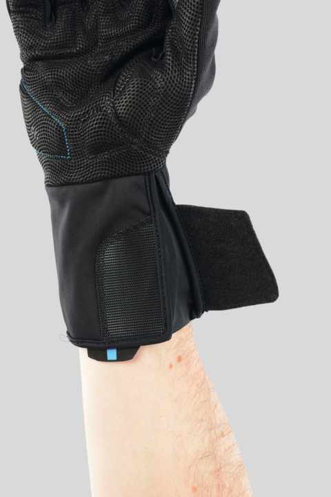 Das hat uns gefallen: Beim Giant-Modell vermeidet
 der lange Bund
 Kältebrücken und Zugluft.
 Dank Klettverschluss lassen 
sich die Handschuhe 
leicht an- und ausziehen. | 