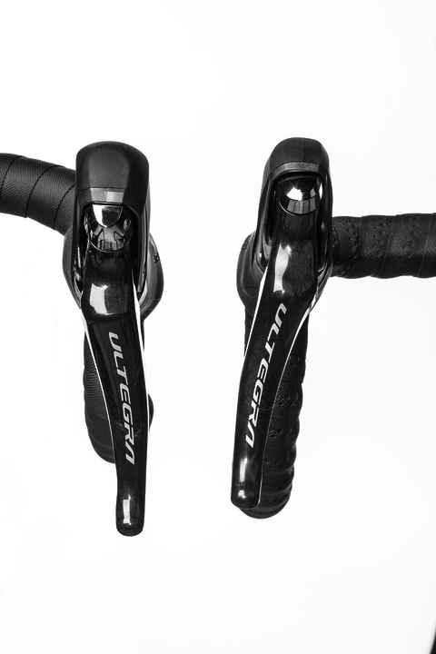 A comparison of the Ultegra brake levers for hydraulic disc brakes (left) and for rim brakes (right).