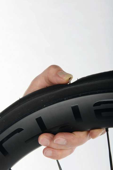 Crevaison d'un pneu de vélo de course Tubeless