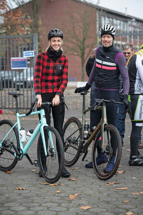 Jana Görges and Tilo Butermann in front of the schoolyard gate