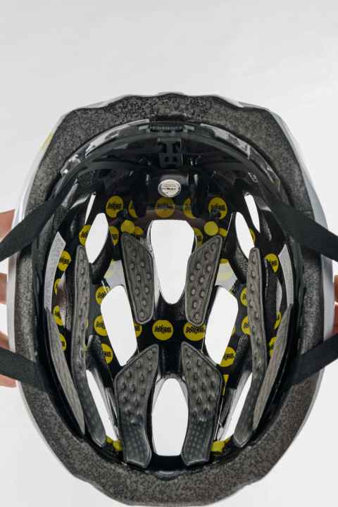 Ici, sur le Giant Rev MIPS, une coque intérieure montée sur ressort réduit l'énergie de rotation lors de l'impact.