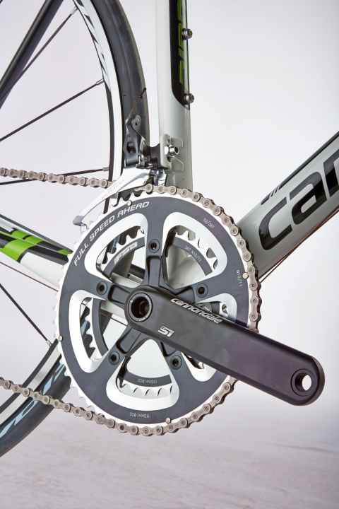   Cannondale CAAD10: Die SI-Hollowgram-­Kurbeln bestehen aus verklebten Alu-Schalen und sind leicht und steif.