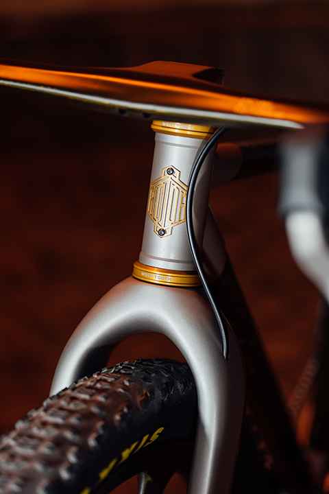 Le cadre du gravel bike 32" provient de Rotor, l'expert en acier de Leipzig, et a été adapté avec des tubes en carbone.