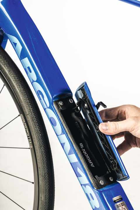 Argon 18: Ins Unterrohr ist ein Staufach integriert. Dank Nylontasche klappert auch auf ruppigem Terrain nichts