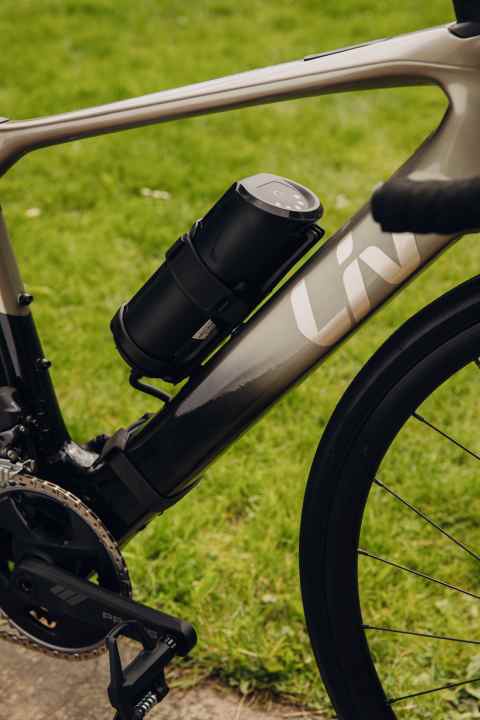 A battery with a capacity of 400 Wh is integrated, which can optionally be combined with a 200 Wh battery to increase the range to up to 150 kilometres.
