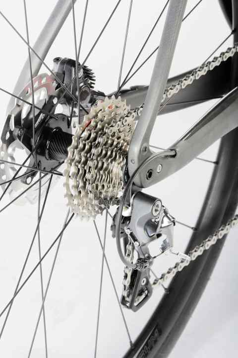   Specialized Diverge : La cassette à 11 vitesses largement étagée facilite l'ascension de rampes abruptes.