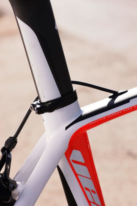   Le profil d'aile du tube de selle se prolonge dans la tige de selle.
