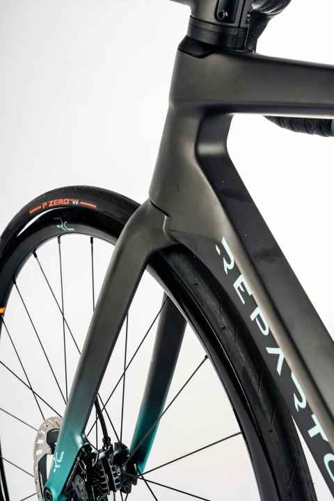 Avec des arêtes : Le nouveau Bianchi Specialissima n'est pas un vélo léger à proprement parler, la tendance aéro touche aussi cette catégorie.