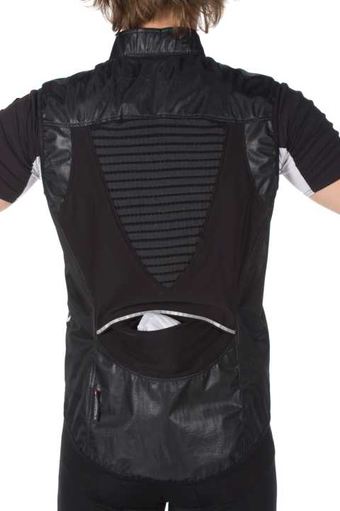   X-Bionic knitted channels regulate the climate. An opening provides access to the jersey pocket 