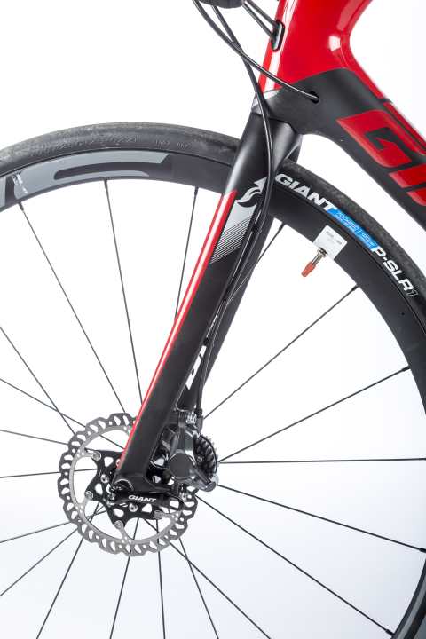   Durch den kleinen Scheiben-Durchmesser von nur 140 Millimetern bieten die hydraulischen Shimano-Bremsen weniger Bremskraft als die Disc-Modelle von Orbea und Scott mit 160er-Scheiben.