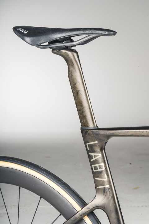 The carbon seat post, visually adapted to the frameset, provides excellent suspension