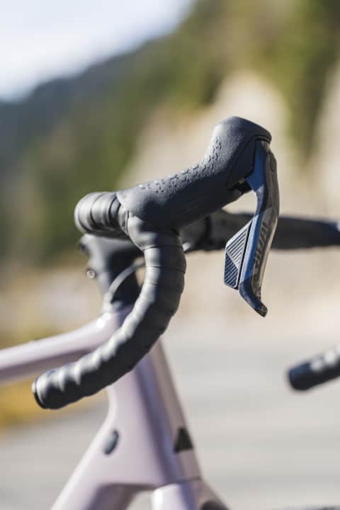SRAM Rival AXS shift lever >> <a href="https://www.awin1.com/cread.php?awinmid=117233&awinaffid=471469&clickref=T+shift-lever+SRAM+Rival+AXS&ued=https%3A%2F%2Fwww.bike-components.de%2Fde%2FSRAM%2FRival-eTap-AXS-HRD-FM-Scheibenbremse-m-Schalt-Bremsgriff-Werkstattv-p217925%2F" target="_blank" rel="noopener noreferrer nofollow">available here</a>*