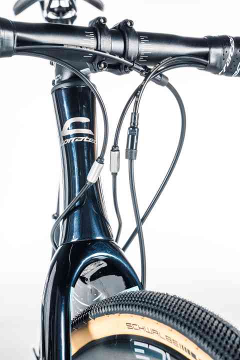 Top maintenance: Fine adjustments can even be made to the shift cables while riding. Couplings are fitted to the brake lines for quick removal.