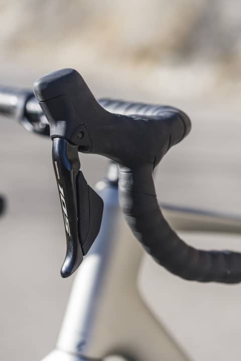 Shimano 105 Di2 shift lever >> <a href="https://www.awin1.com/cread.php?awinmid=117233&awinaffid=471469&clickref=T+shift-lever+Shimano+105+Di2&ued=https%3A%2F%2Fwww.bike-components.de%2Fde%2FShimano%2F105-BR-R7170-Di2-ST-R7170-Scheibenbremse-p88617%2F" target="_blank" rel="noopener noreferrer nofollow">available here</a>*