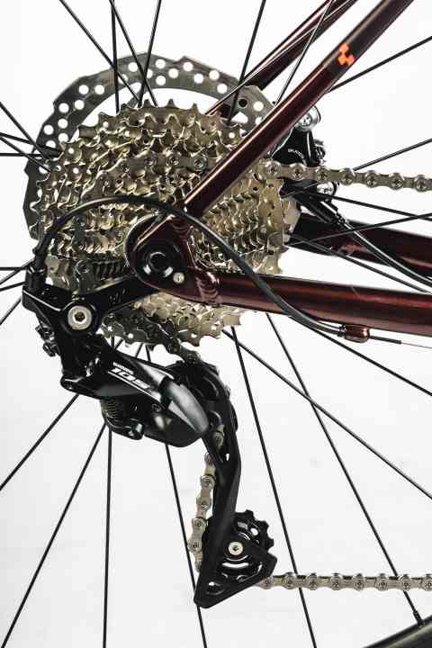Le vélo de test est équipé du Shimano 105 avec rapport de démultiplication en montagne, ce qui en fait le modèle haut de gamme.