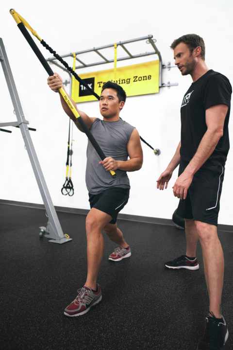   Sous la direction de l'entraîneur, le sujet teste les différentes possibilités d'exercice