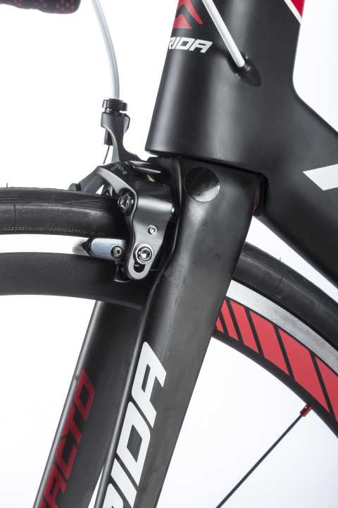   Direct mount brakes require special threads on the fork or frame. It is difficult to determine whether they offer an aerodynamic advantage. In any case, they impress with their good function.