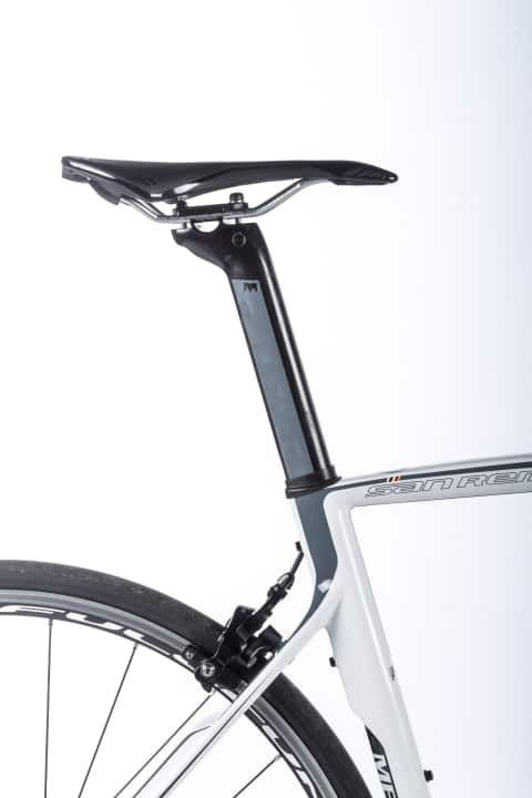   The angular seat post is fixed in the seat tube from behind using a clamping plate. Because the seat tube tapers early on, the adjustment range of the seat post is limited.