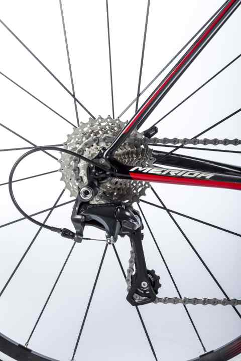   With a long-cage rear derailleur and 32-speed sprocket, the Ride 7000 is ideally equipped for mountain stages.