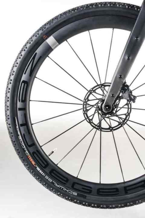 Détail Storck : le Grix.2 peut être commandé avec des roues de 27,5 pouces. Outre la plus grande liberté de mouvement des pneus, le vélo en profite également au niveau de la direction.