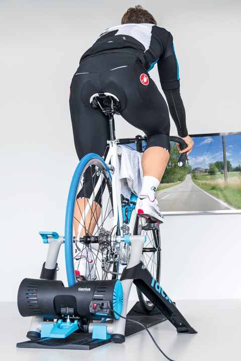    	L'appareil d'entraînement en salle Tacx i-Genius offre un entraînement virtuel très proche de l'expérience de conduite réelle
