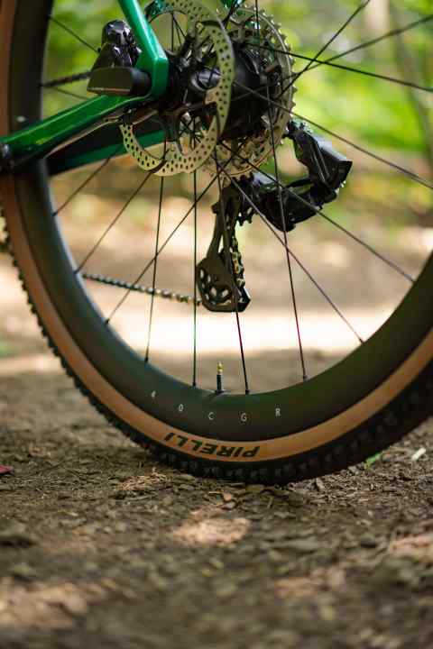 Hunt Classified x Hunt 40 Carbon Gravel Race wheelset. The hub and thru axle give it away: Classified technology is in here