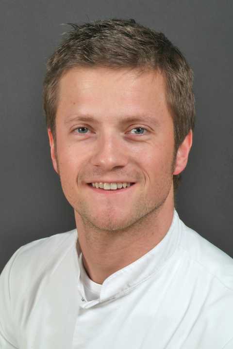   Peter Manstein: He is an active racing cyclist himself and works as a dermatologist in a group practice in Rosenheim 