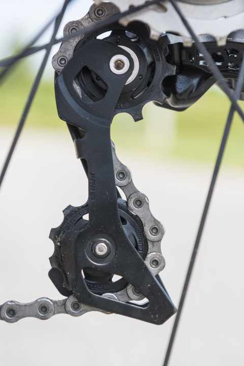 The rear derailleur of the new Ultegra R8000 follows the Shadow design familiar from the mountain bike groupsets and the Dura-Ace R9100, with the guide rollers rotating around sealed deep groove ball bearings.
